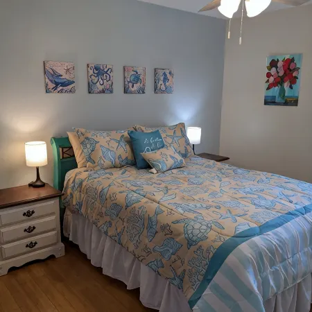 Da Bay House is Close to the Beach and Downtown