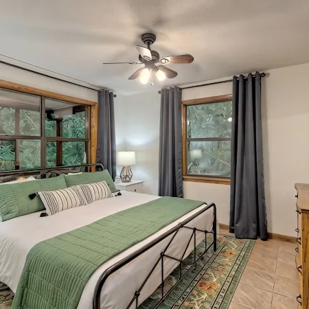 “Serenity Wow Cabin on the Creek Close to Town