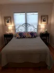 Come Stay at This Darling Cozy Cottage Right on the Creek. - Boutique