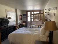 Amazing location! TRUE Ski-In/Out @ Winter Park Slopeside ZML. Sleeps 9, 2BR/2BA - 4-stjärniga
