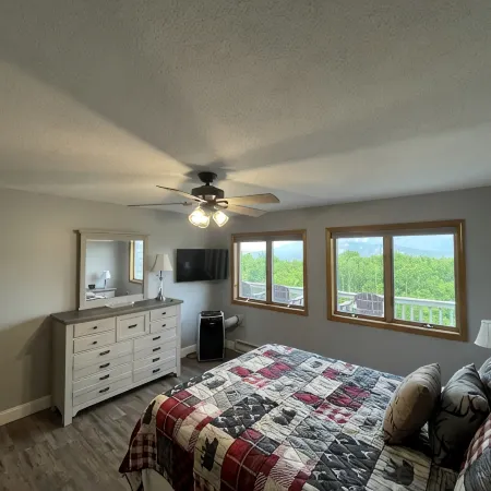 Amazing Views, Peaceful Surroundings, Yet Minutes From All The Fun. 3/2