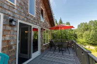 Rangeley 4-Season Retreat – Water and Sunset Views – Wood Stove – Game Room - Homestays
