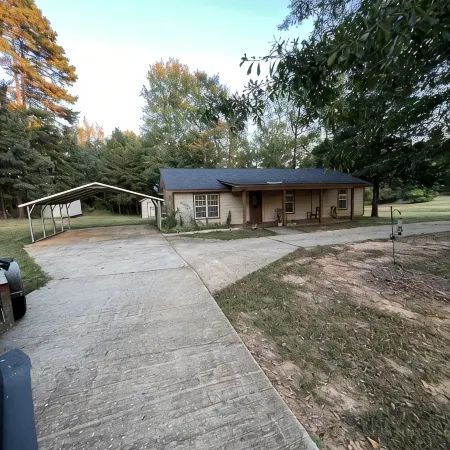 Spillway Road Retreat (2.5 miles from Lake D’Arbonne)