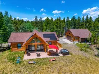 Cozy Log Cabin w/ Private Lake & State Park Access! Jacuzzi, Sauna, Kayaks! - Gym