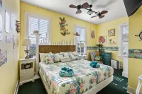 4Br 2.Blks to Beach! Large Decks for Sun&Shade. Easy Walk to Beach & Restaurants - 2-نجوم