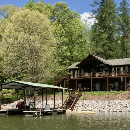 Lake Front Cabin for the PERFECT Holiday Getaway ! Pet Friendly!
