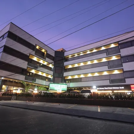 Holiday Plaza Hotel