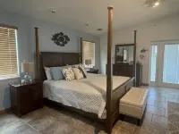 Pool, tiki hut, easy ocean access canal, dock, prime location 30m to Key West - 3-Star