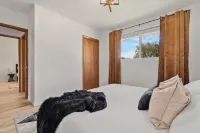 Chic 4-bedroom, 2-bath home close to downtown and next to the river - Homestays