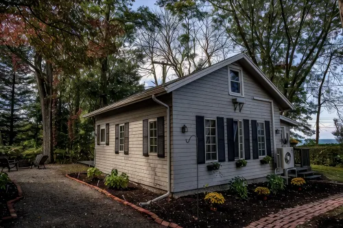 Cozy Lake-View Cottage for 4 · Wine Tasting Included · Pet Friendly - Chalets