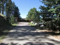 Old Town Cottage: Nestled on a forested hillside on the edge of Hill City - WiFi