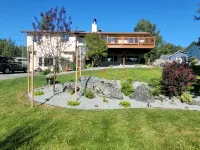 Private suite in an Owner occupied home with views of the Chugach Mountains. - Holiday bungalows