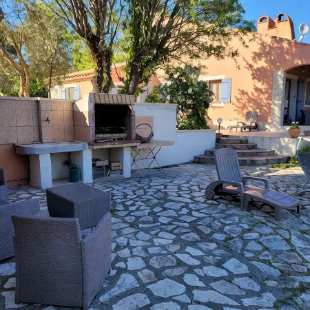 Country house at the foot of the Luberon