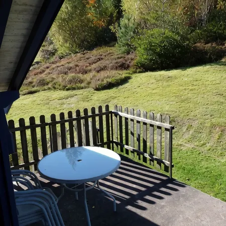 Independent apartment in house facing south over the lake