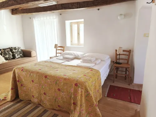 Vila Flori Peaceful House, Natural Protected Area, 20 Minutes Drive to the Sea - Homestays