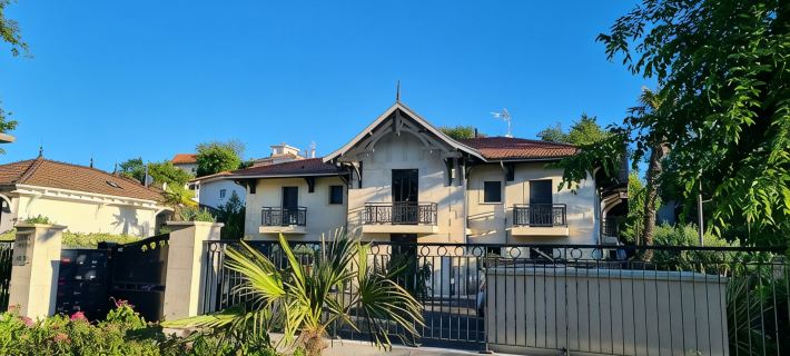 Arcachon premium apt 1 min walk from the beach - Large Terrace - Private parking Hotele w: Arcachon