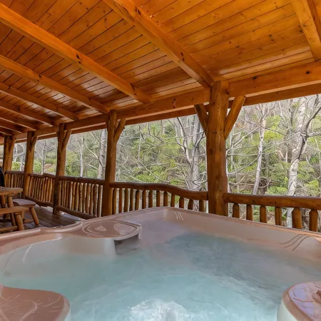 CREEKSIDE LOG HOME: NEXT TO CREEK / CLOSE TO TOWN / HOT TUB / TRAILS / PETS OK