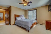 Enjoy swimming/boating in the lake, Fall Foliage, Wine trail, Skiing and Hiking - Wifi