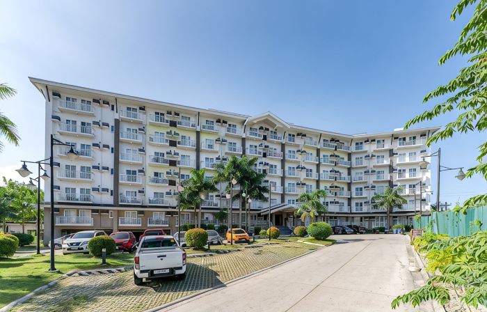 Jolenia by J&J | Studio near airport w/ pool & gym