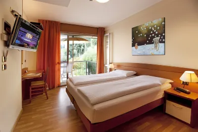 Ambienthotel Spiaggia Hotel in zona Sentiero degli Ulivi per Malcesine/Speck Stube