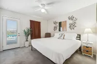 Beach Walkers 2 Bedroom Cottage Hotel dekat Florida State University Panama City