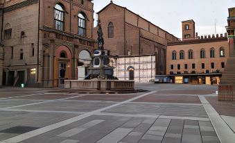 Casa Isolani, Piazza Maggiore