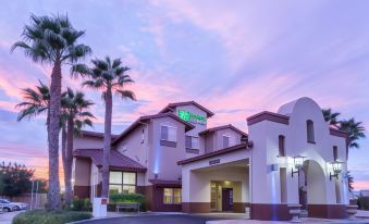 Holiday Inn Express & Suites Manteca City Center