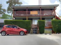 RedDoorz Plus @ Puncak Mas Cottage Các khách sạn ở Kemiling