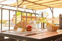 Logis Hotels - Le relais des deux vallées - Hôtel et restaurant Hôtels à : Larroque