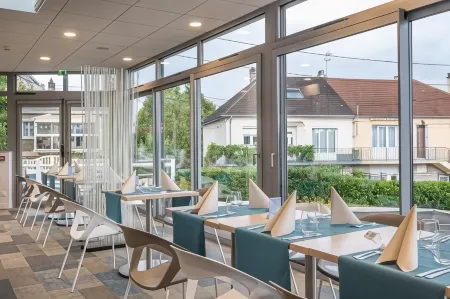 Kyriad le Mans Est Отели рядом с достопримечательностью «Home of Adam and Eve»