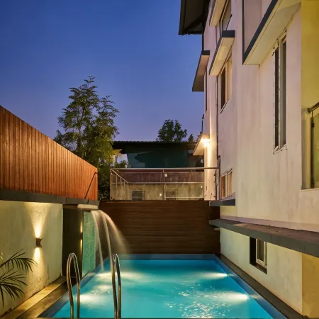Drizzle Villa with Swimming Pool Near Maapro Garden