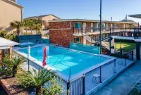 3 Minutes Walk to the Beach, Sunshine Shores Condominiums. Cute, Cozy Condo!