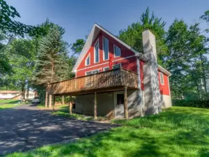 Beautiful Chalet with Hot Tub & Sauna in Poconos
