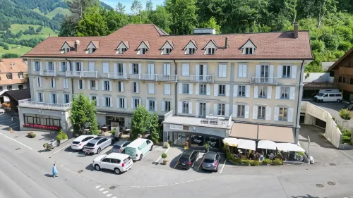 Résidence le Sapin & Bains de la Gruyère فنادق في Jaun