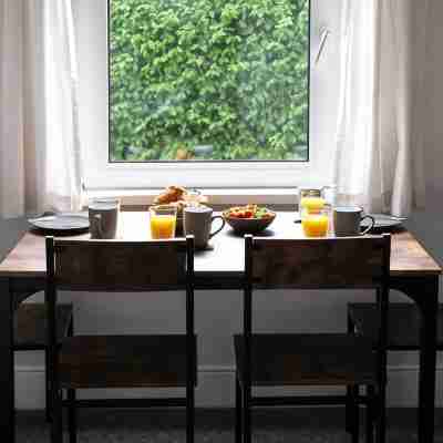 Falmouth Flat, Walk to Gyllyngvase Beach & Harbour Dining/Meeting Rooms