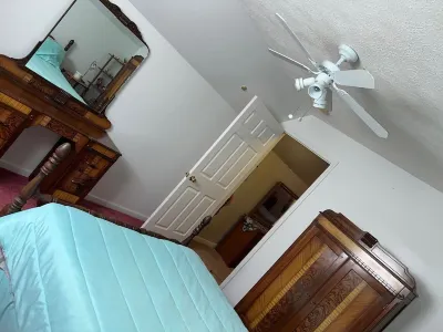Hummingbird Haven-3 Bed 2 Bath River House