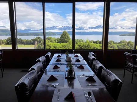Te Anau Manapouri Lake Hotel Отели в г. Манапори