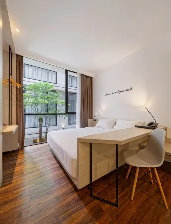 Delua Hotel Отели рядом с достопримечательностью «Toko Merah»