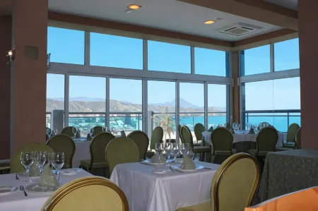 La Familia Gallo Rojo