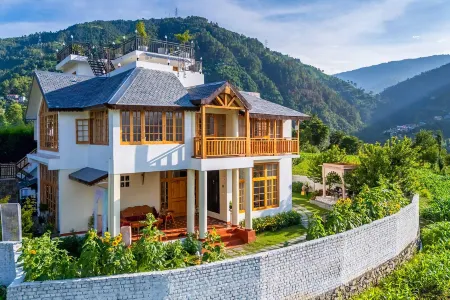 StayVista at the Oakridge Lavish 4 BHK Villa in Dharamshala with Jacuzzi Отели в г. Чамба