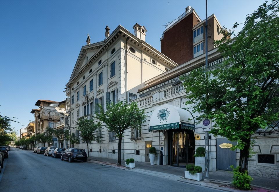 Ambassador Palace Hotel - Housity