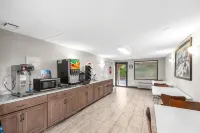Super 8 by Wyndham Lantana West Palm Beach فنادق في Manalapan