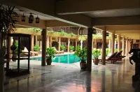 Ruean Thai Hotel Hotel di Si Samrong
