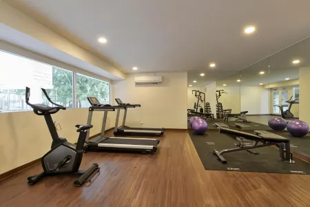 Studio Residence Sukhumvit 71 Отели рядом с достопримечательностью «Wat Maha But Temple - Mae Nak Shrine»