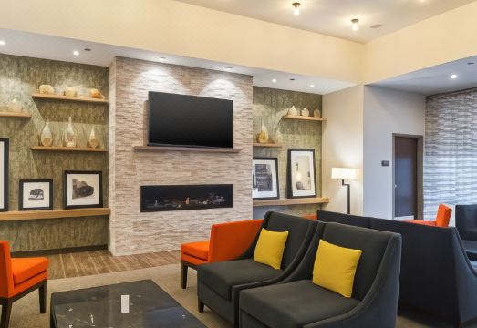 햄프턴 인 시카고 노스-로욜라 스테이션의 모던한 외관