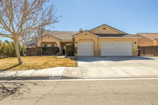 Spacious 4-bedroom house with WiFi, fitness room in charming Lancaster.