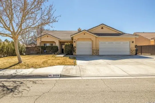 Spacious 4-bedroom house with WiFi, fitness room in charming Lancaster.