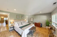 Jay's Salmon Run RetreatBreathtaking Riverfront Views-Hot Tub, Firepit, Pinball - 4 tähden