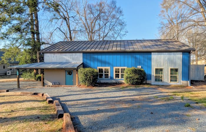 The Tillery Barndo - Two bedrooms/loft, dock, flat lot, spa, trampoline, golf