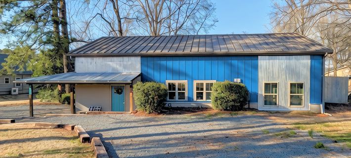 The Tillery Barndo - Two bedrooms/loft, dock, flat lot, spa, trampoline, golf Hotels in Stanly County